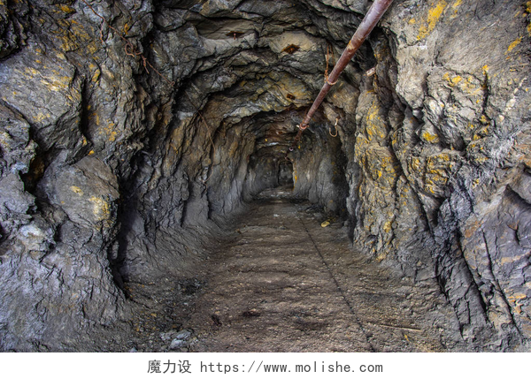 旧金矿中的隧道老金矿山